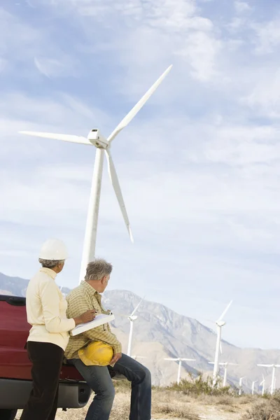 Arbeiter schauen sich Windpark an — Stockfoto