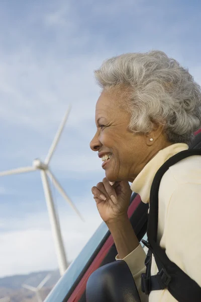 Volwassen vrouw door wind farm — Stockfoto