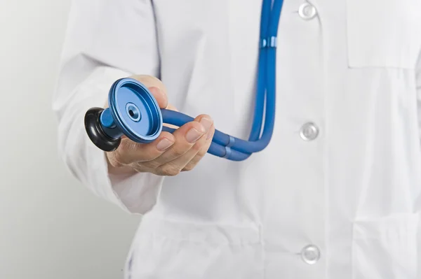 Stetoskop gospodarstwa kobiece pielęgniarka — Zdjęcie stockowe