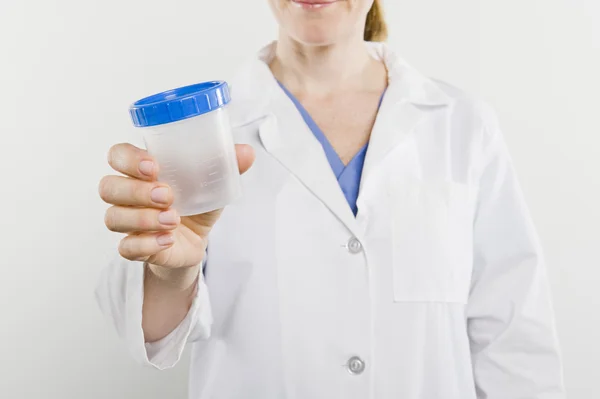 Infirmière féminine avec bouteille d'échantillon vide — Photo