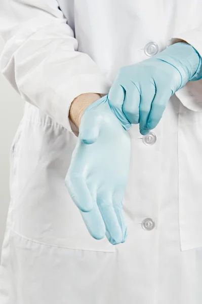 Femme médecin portant des gants — Photo