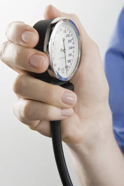 Surgeon's Hand Holding Blood Pressure Gauge — Stock Photo, Image