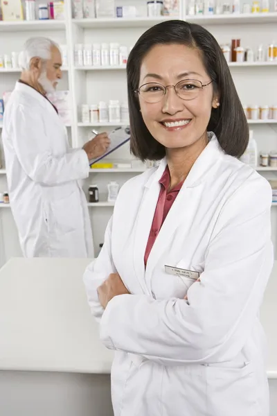 Fiduciosa farmacista donna in piedi con Coworker — Foto Stock