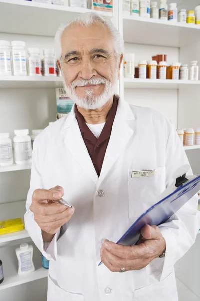 Ritratto del farmacista anziano — Foto Stock