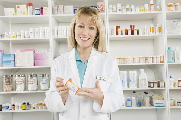 Porträtt av kvinnlig apotekare — Stockfoto