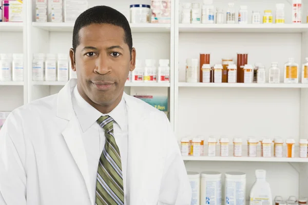 Retrato de farmacêutico masculino — Fotografia de Stock