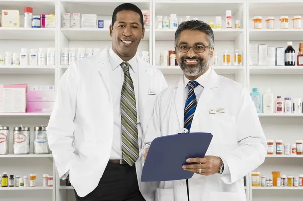Portret dwóch mężczyzn farmaceutów — Zdjęcie stockowe