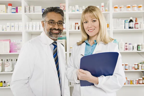 Retrato de dos farmacéuticos — Foto de Stock