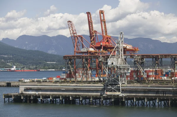 Guindastes no cais de Vancouver Harbour British Columbia — Fotografia de Stock