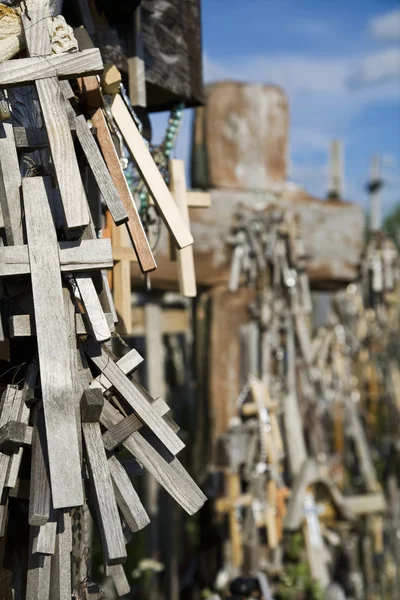 Trä korsar hängande på gravsten — Stockfoto
