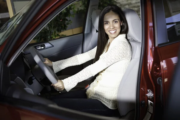 Retrato de uma mulher fazendo um test drive — Fotografia de Stock