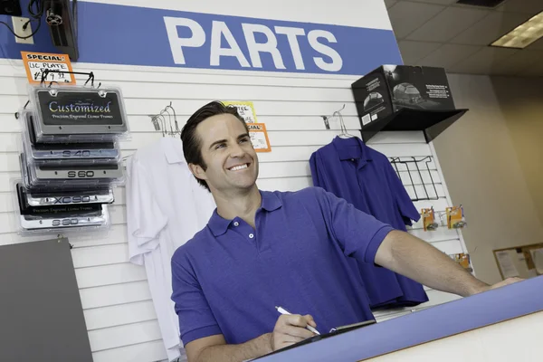 Lage hoekmening van auto mechanic staande bij de balie — Stockfoto