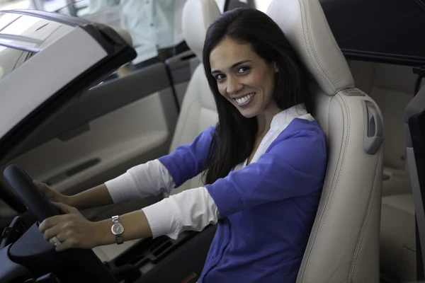 Ritratto di donna sorridente seduta davanti al sedile dell'auto — Foto Stock