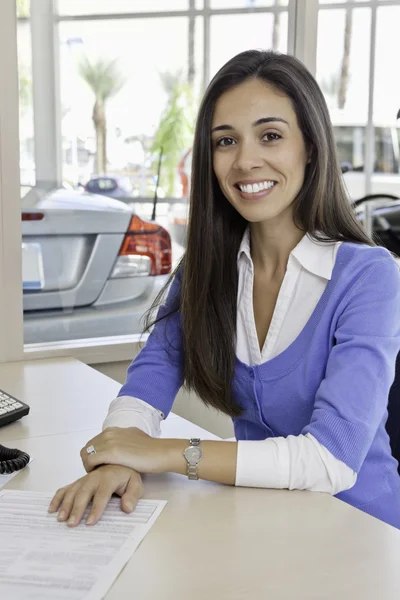 Retrato de jovem mulher no showroom do carro — Fotografia de Stock