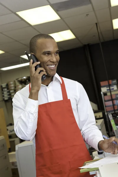 Industriarbetare på telefon — Stockfoto