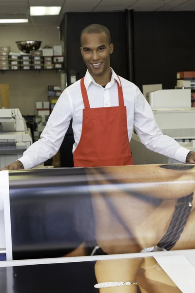 Travailleur industriel prenant des imprimés — Photo