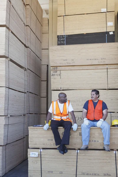 Men taking break from work in warehouse — Stock Photo, Image