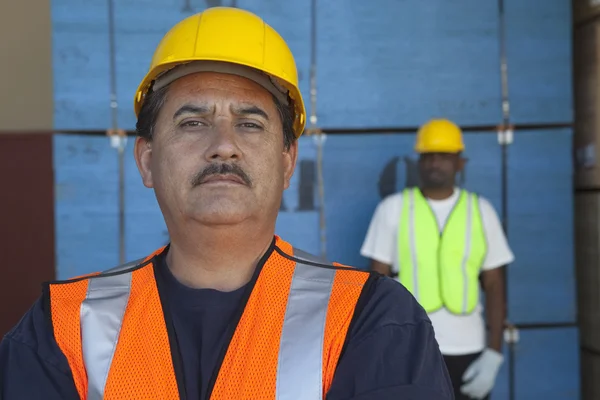 Close-up de homem de meia-idade com colega de fundo — Fotografia de Stock