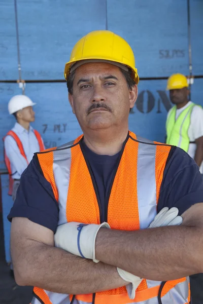 Retrato de homem de meia-idade confiante com colegas de fundo — Fotografia de Stock