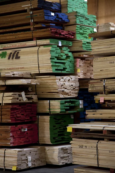 Grande quantité de contreplaqué en bois stocké dans l'entrepôt — Photo