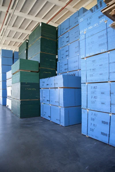 Blauwe dozen van opgestapeld in magazijn — Stockfoto