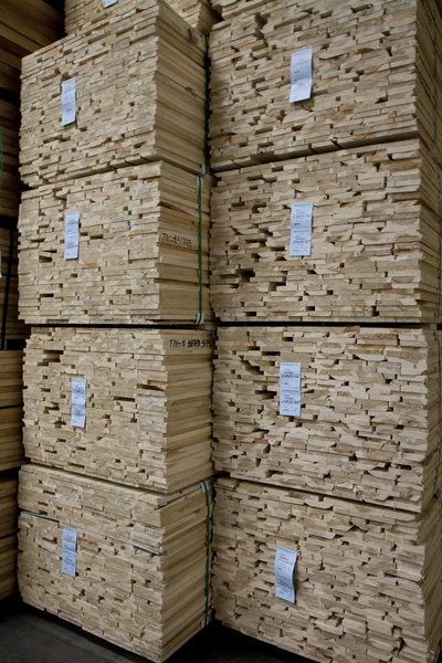 Primer plano de pilas de madera contrachapada en almacén —  Fotos de Stock