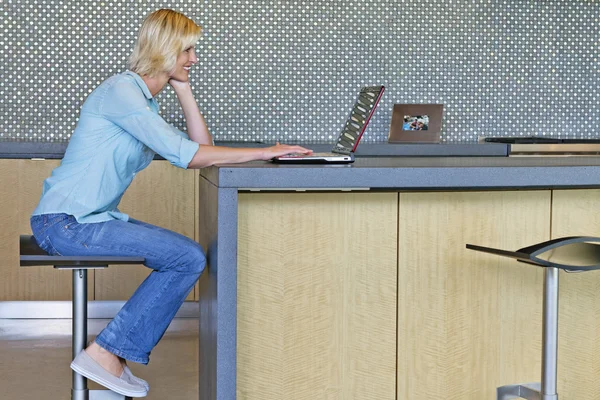 Senior vrouw met laptop — Stockfoto