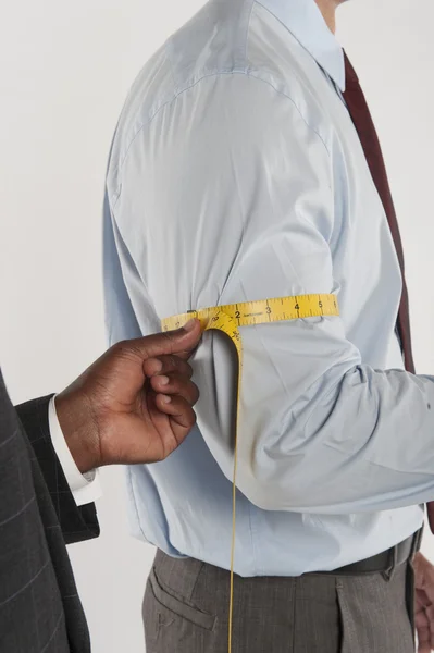 Kleermaker nemen de meting van een klant — Stockfoto