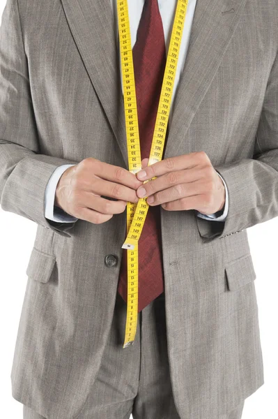 Homem usando uma fita métrica em seu terno — Fotografia de Stock