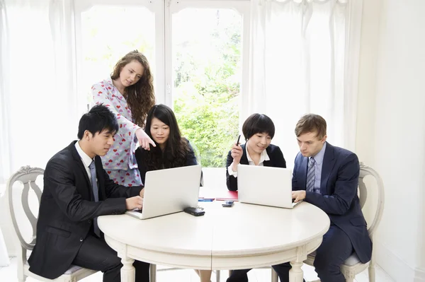 Businesspeople working on laptop — Stock Photo, Image