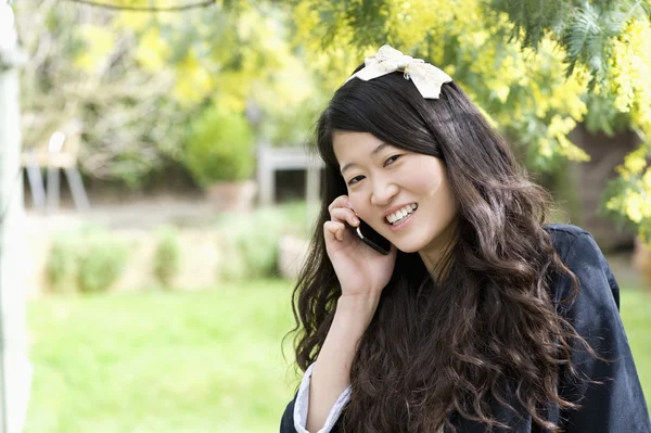 Close up portrait of young woman talking on mobile phone — Stockfoto