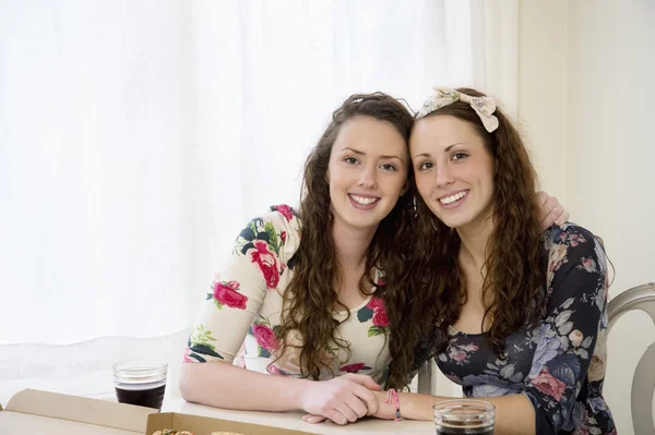 Retrato de hermanas jóvenes — Foto de Stock