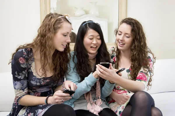 Les jeunes femmes partagent des vidéos sur leur téléphone portable — Photo