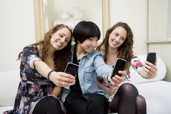 Mujeres amigas tomando auto fotografía — Foto de Stock