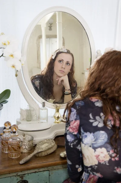 Jovem mulher pensando na frente do espelho — Fotografia de Stock