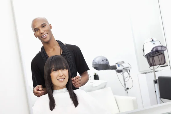 Fryzjerka z kobieta klienta w salonie kosmetycznym — Zdjęcie stockowe