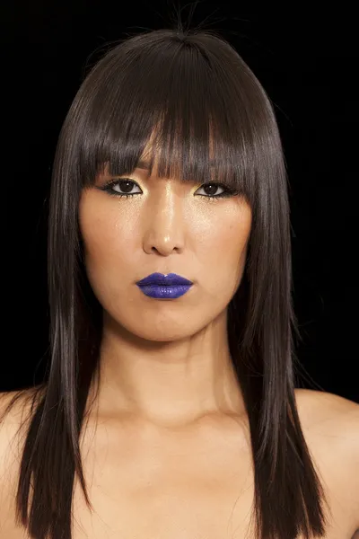 Portret van Aziatische vrouw dragen blauwe lippenstift — Stockfoto