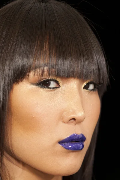 Close-up vista de elegante mulher asiática vestindo batom azul — Fotografia de Stock