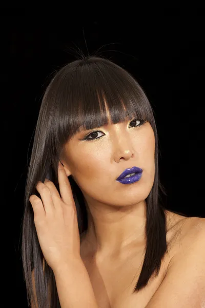 Mujer elegante con cabello liso y lápiz labial azul vibrante —  Fotos de Stock