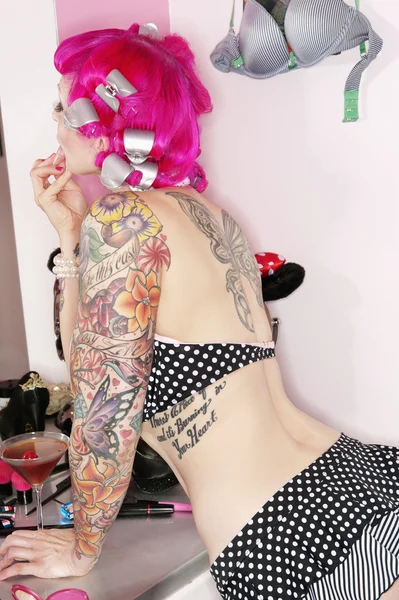 Sexy vrouw in bikini met behulp van lippenstift — Stockfoto