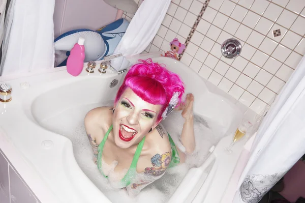 Portrait of pink haired woman in bathtub — Stock Photo, Image