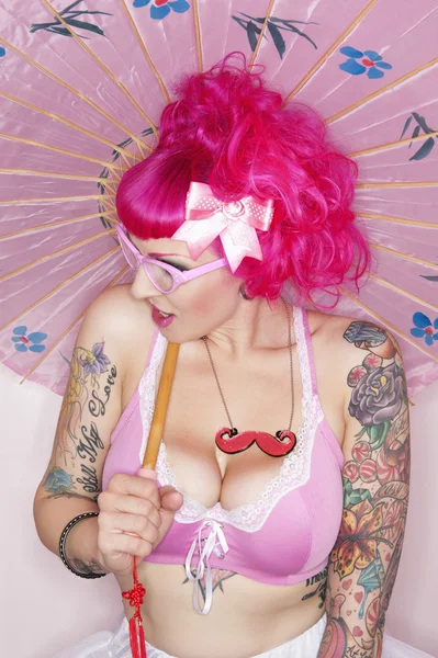 Zijaanzicht van getatoeëerd vrouw met parasol — Stockfoto