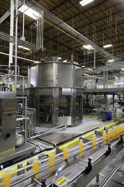 Botellas en línea de producción en la planta de embotellado — Foto de Stock