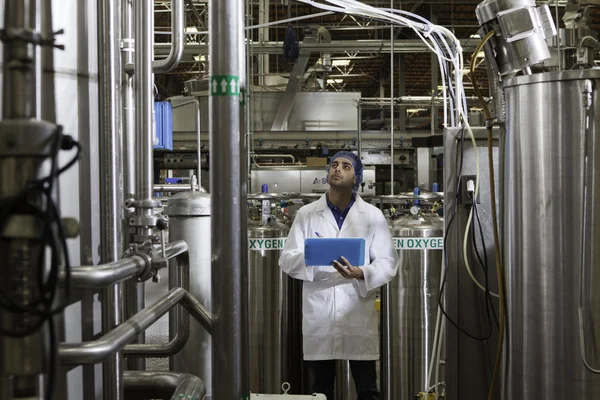 Operaio di fabbrica sulla fabbrica di imbottigliamento — Foto Stock