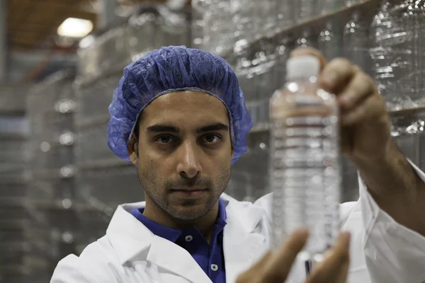 水のボトルを保持している工場の労働者の肖像画 — ストック写真