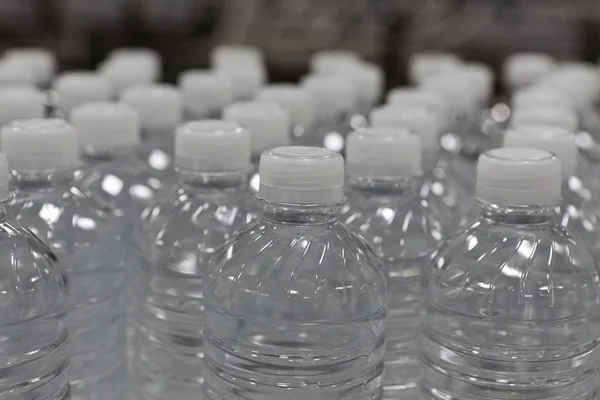 Vista de cerca de botellas de agua — Foto de Stock