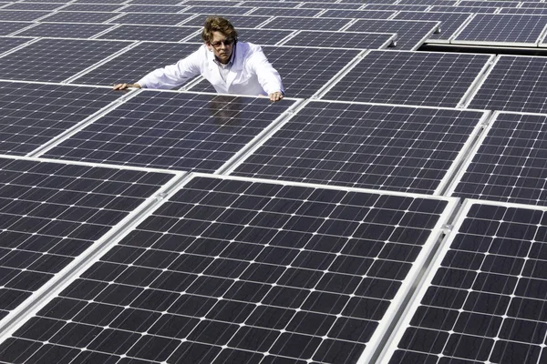 Werknemer in de buurt van zonnepanelen — Stockfoto