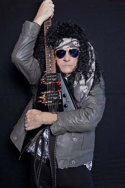 Portret starszy mężczyzna heavymetalowy gitarzysta metalowy na czarnym tle — Zdjęcie stockowe