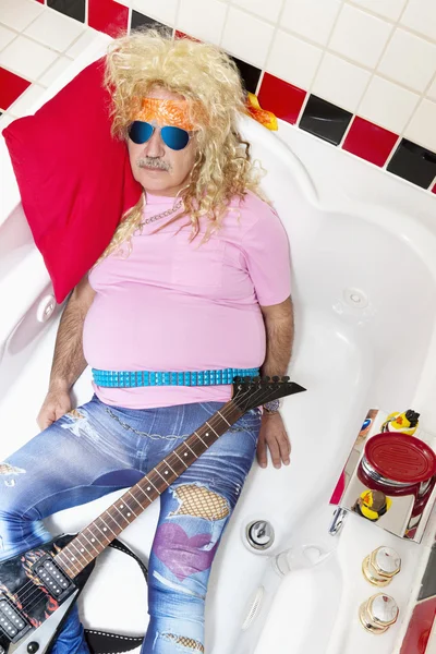 Guitarist lying in bathtub — Stock Photo, Image