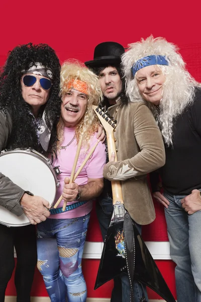 Quatro amigos do sexo masculino vestindo roupas hippie e posando — Fotografia de Stock